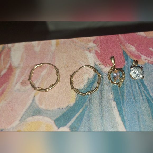 Real gold earring and pendant set - Picture 1 of 2